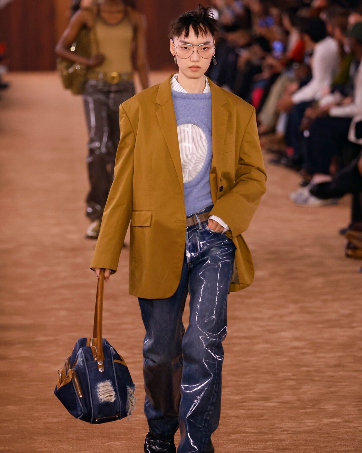 Un look Acne studios primavera-estate 2026 (foto Francesc Ten/MFF)