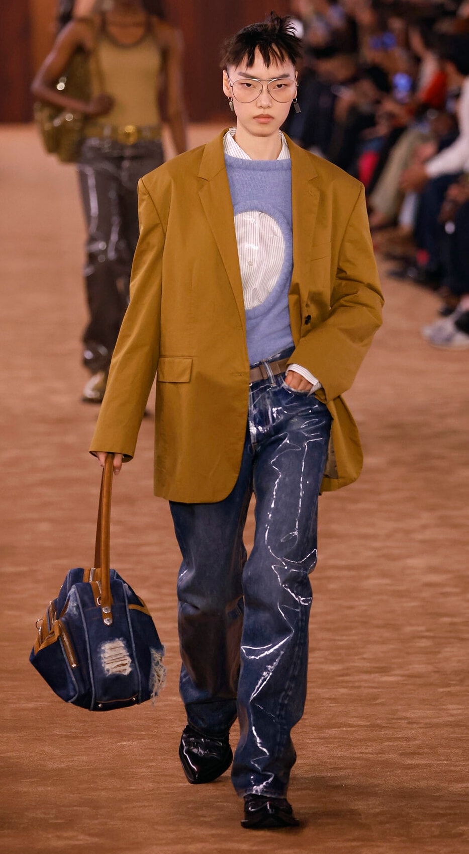 Un look Acne studios primavera-estate 2026 (ph Francesc Ten/MFF)