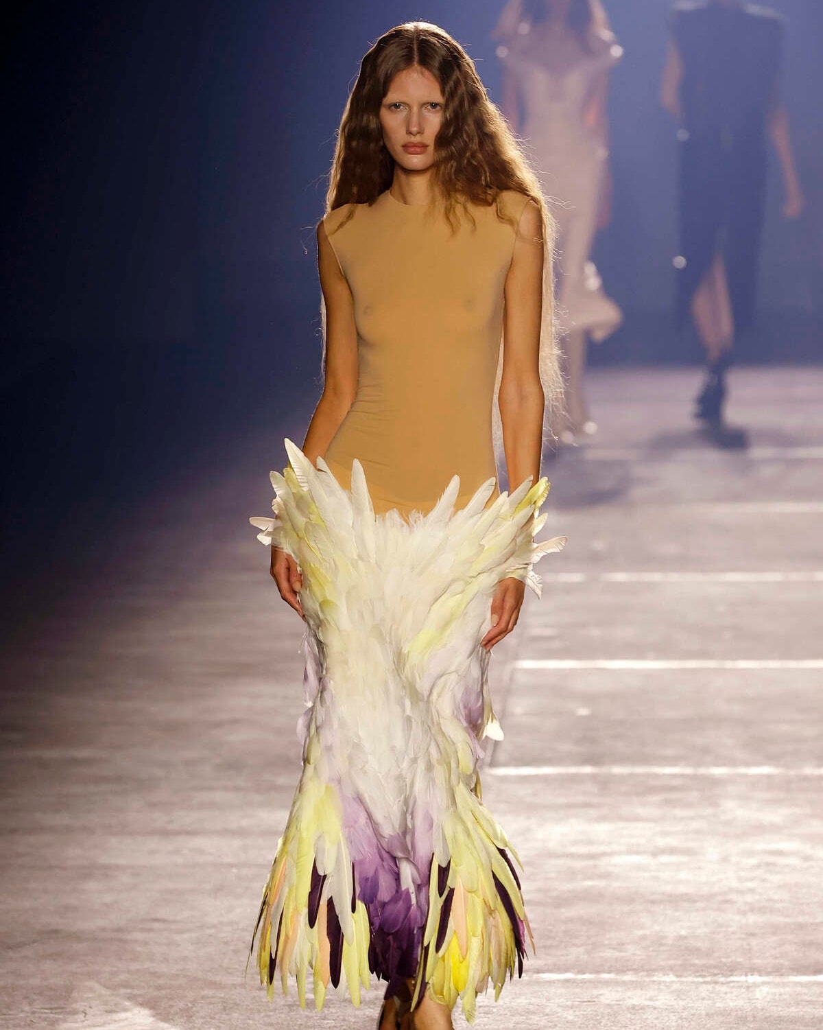 Un look Mugler spring-summer 2026 (foto Francesc Ten/MFF)
