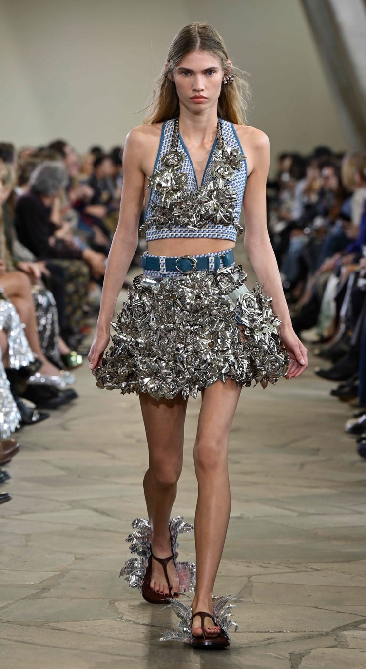 Un look Rabanne spring-summer 2026 (ph Francesc Ten/MFF)