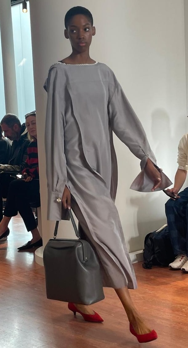Un look Carven spring-summer 2026 (foto Silvia Manzoni)