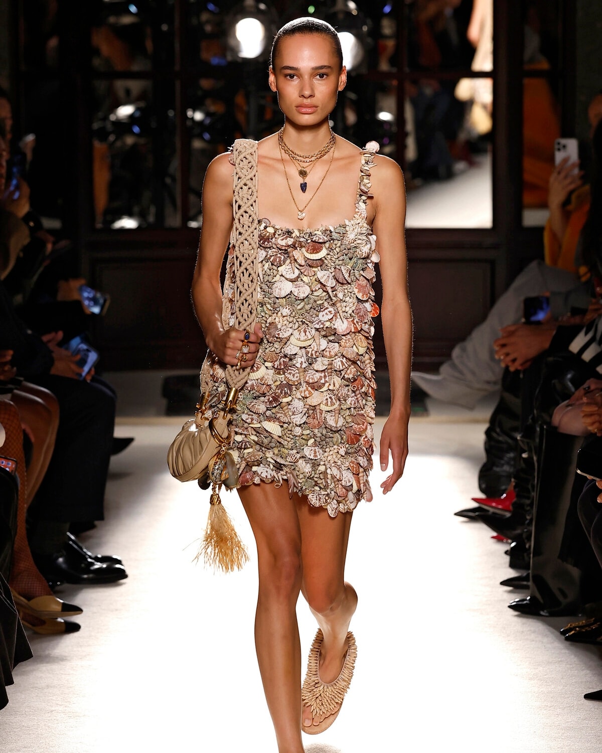 Un look Balmain primavera-estate 2026 (foto Francesc Ten/MFF)