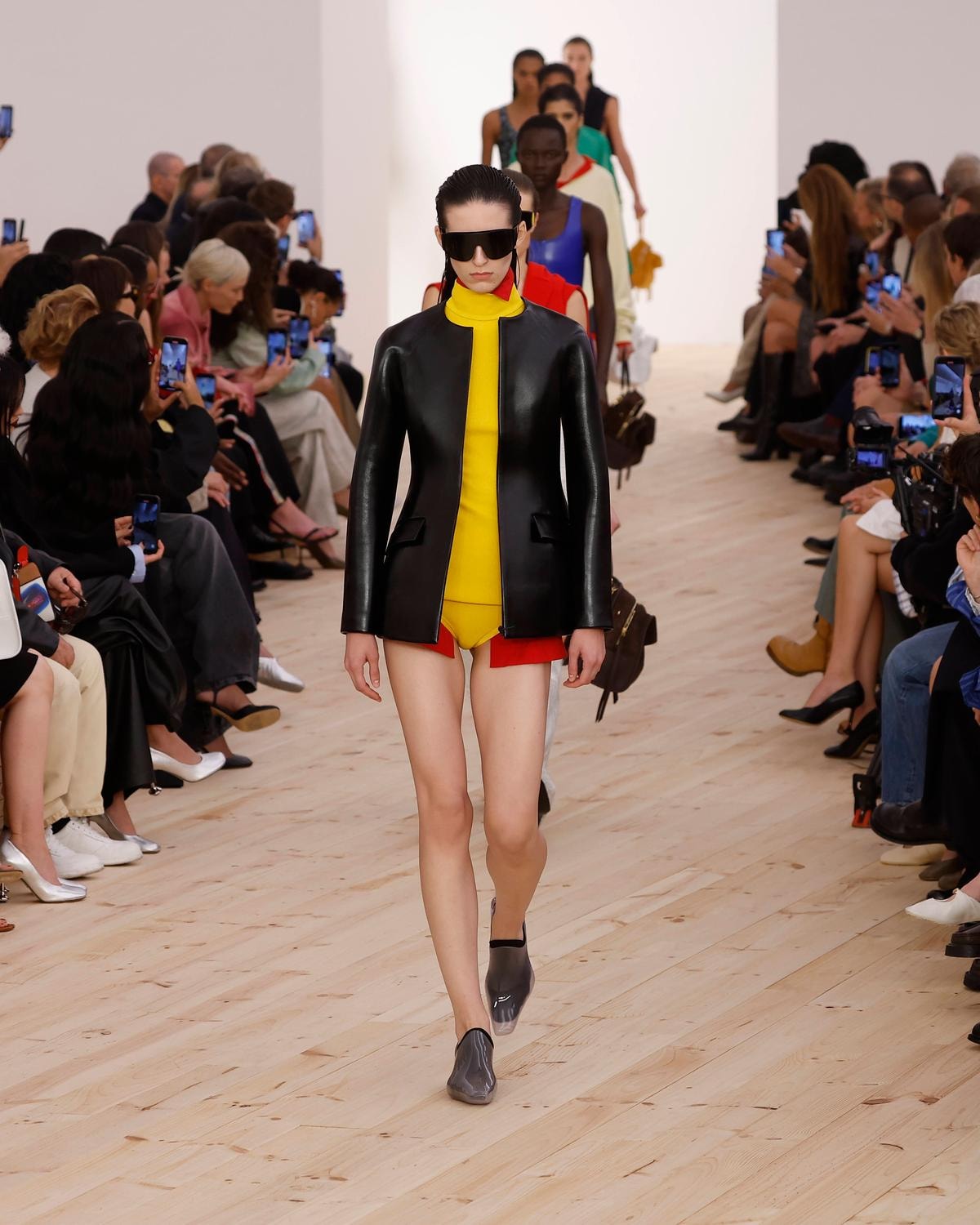 Il finale dello show Loewe primavera-estate 2026 (ph Francesc Ten/MFF)