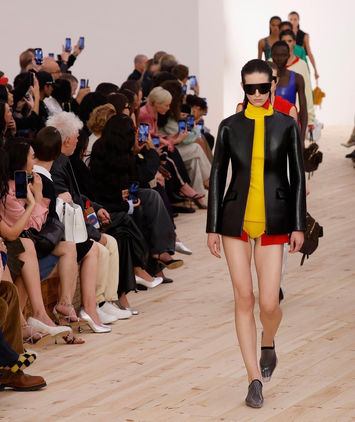 Il finale dello show Loewe primavera-estate 2026 (ph Francesc Ten/MFF)