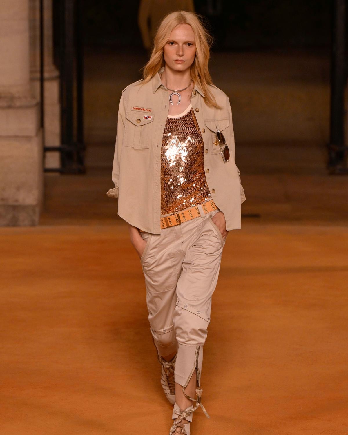Un look Isabel Marant spring-summer 2026 (ph Francesc Ten/MFF)