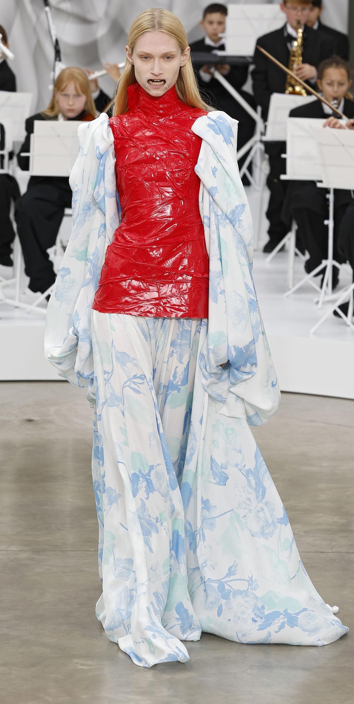 Un look Maison Margiela spring-summer 2026 (ph Francesc Ten/MFF)
