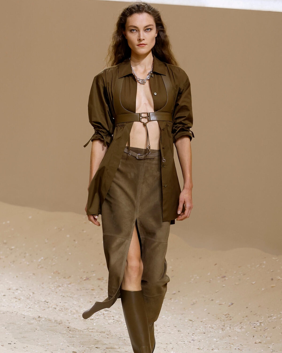 Un look Hermès spring-summer 2026 (foto Francesc Ten/MFF)