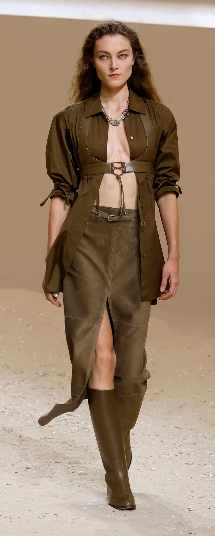 Un look Hermès spring-summer 2026 (ph Francesc Ten/MFF)