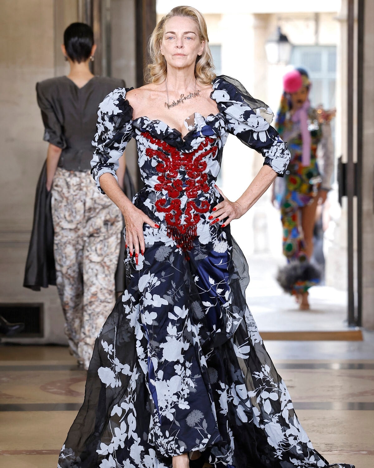 Un look Vivienne Westwood primavera-estate 2026 (foto Francesc Ten/MFF)