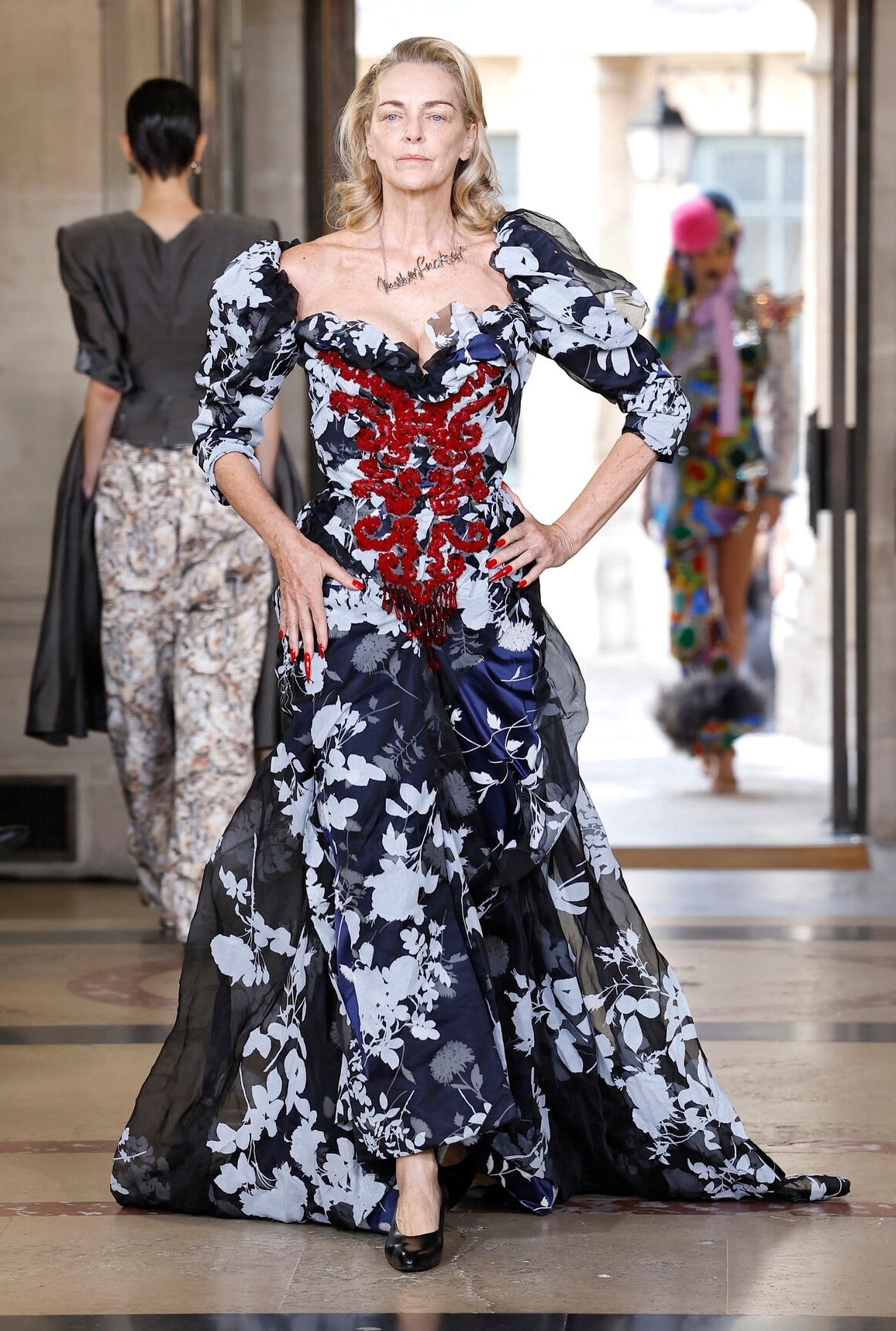 Un look Vivienne Westwood primavera-estate 2026 (foto Francesc Ten/MFF)