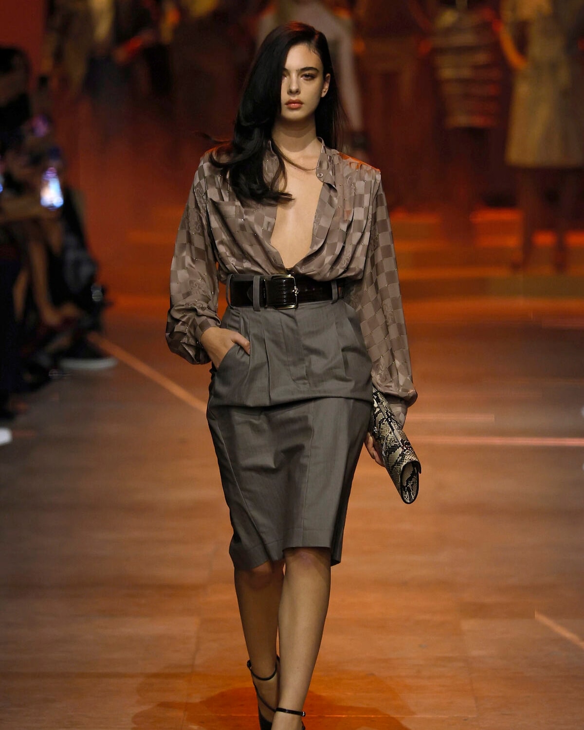 Un look Elie Saab primavera-estate 2026 (foto Francesc Ten/MFF)