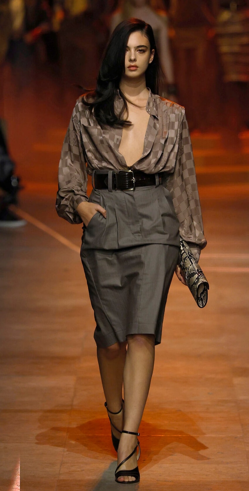 Un look Elie Saab primavera-estate 2026 (foto Francesc Ten/MFF)