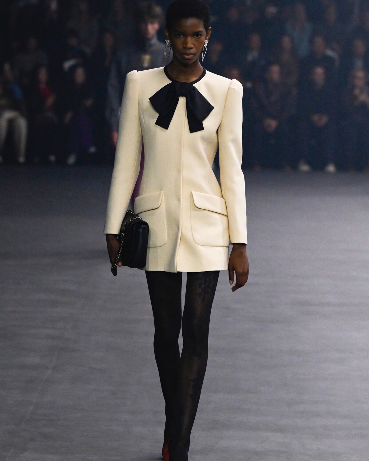 Un look Valentino primavera-estate 2026 (foto Francesc Ten/MFF)