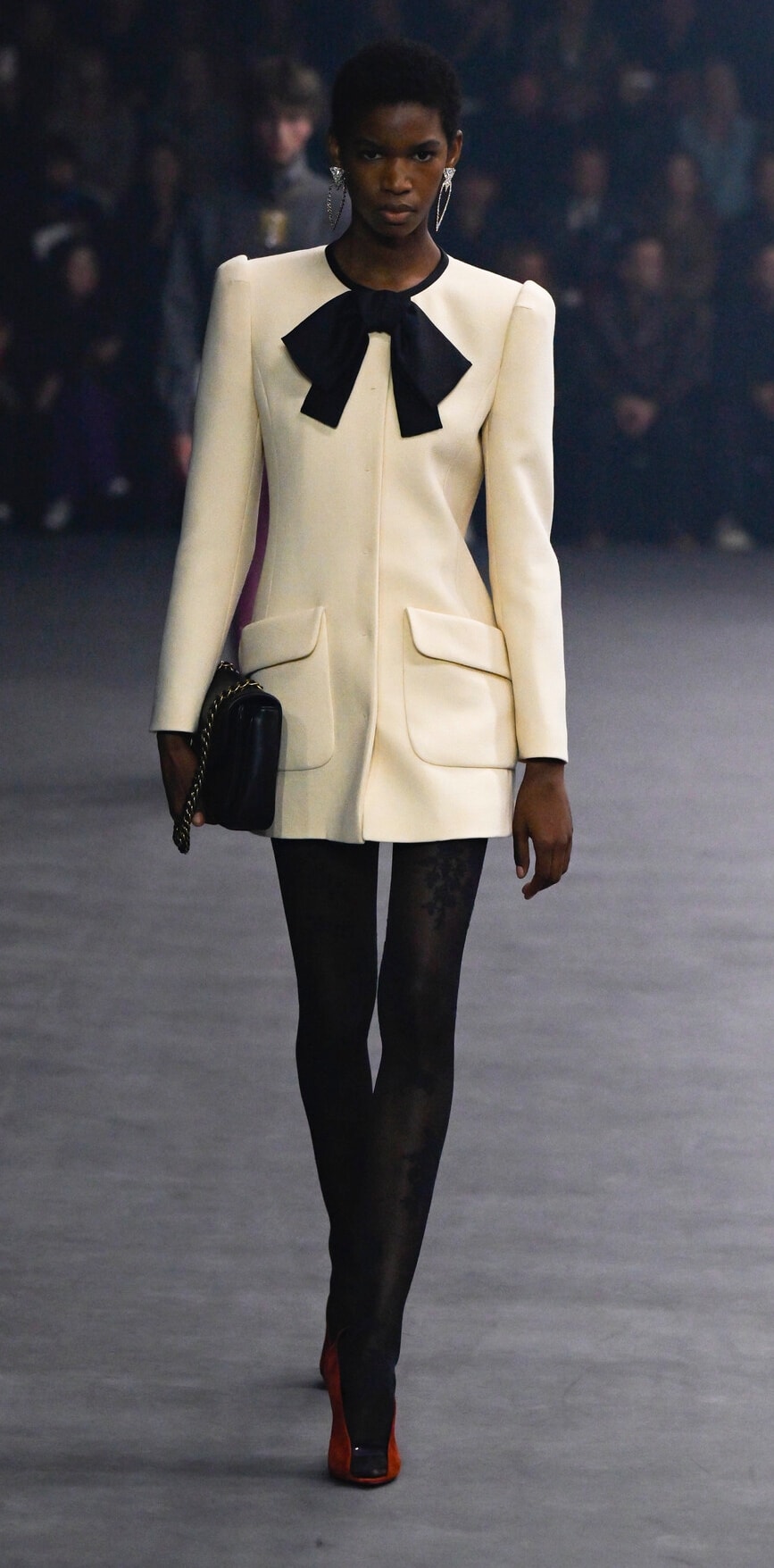 Un look Valentino primavera-estate 2026 (foto Francesc Ten/MFF)