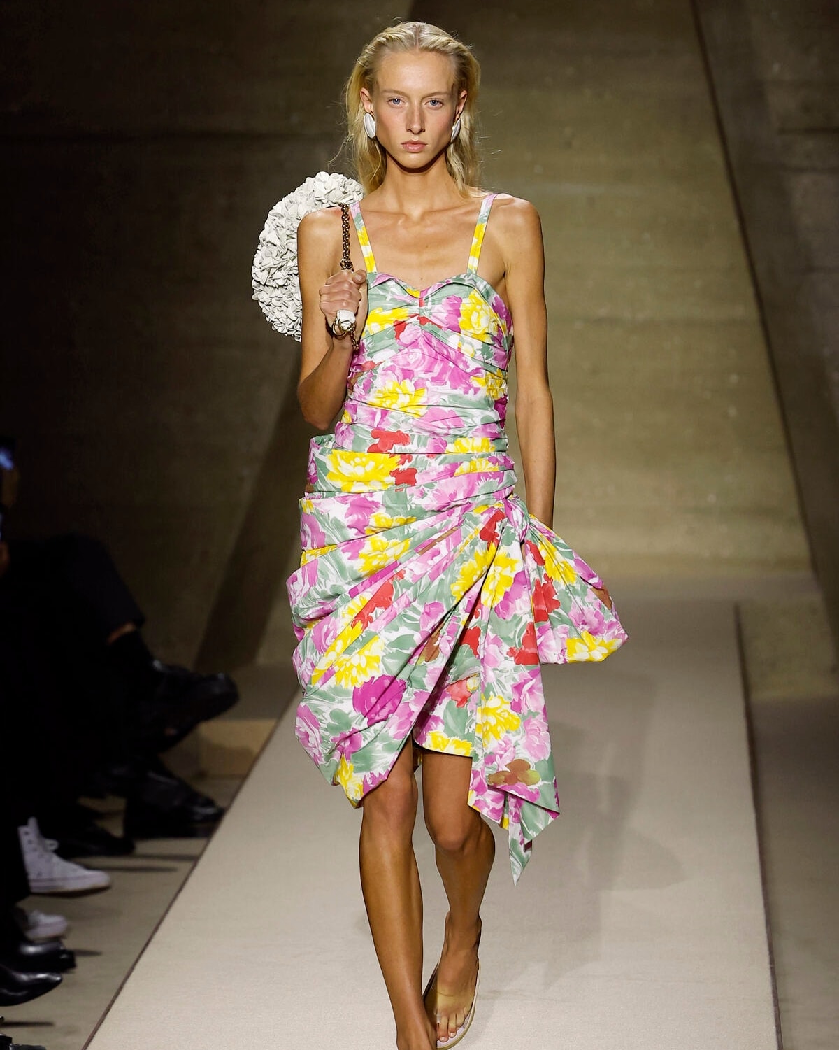 Un look Chloé primavera-estate 2026 (foto Francesc Ten/MFF)