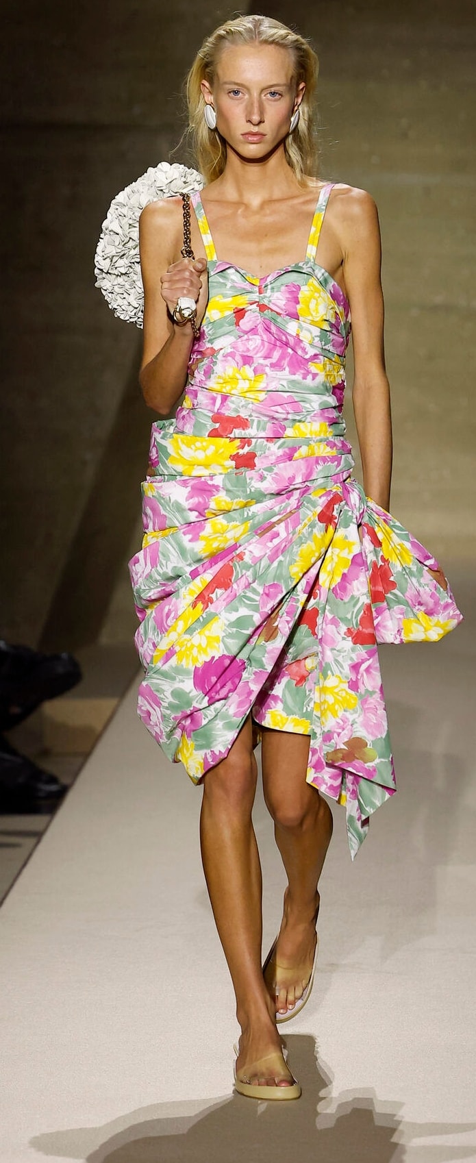 Un look Chloé primavera-estate 2026 (ph Francesc Ten/MFF)