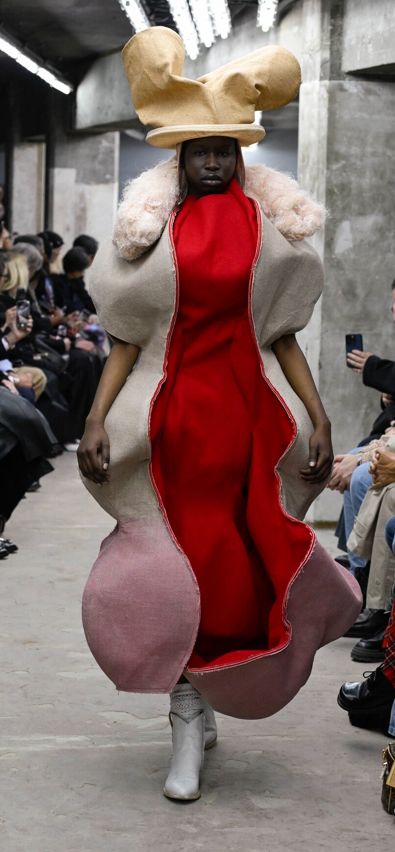 Un look Comme des garcons primavera-estate 2026 (ph Francesc Ten/MFF)