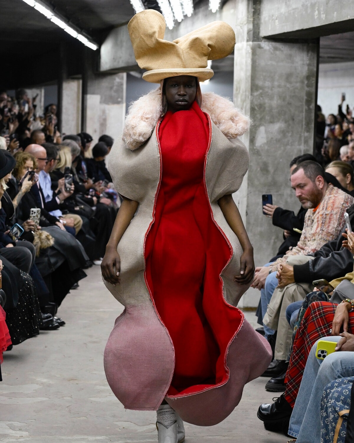 Un look Comme des garcons primavera-estate 2026 (foto Francesc Ten/MFF)