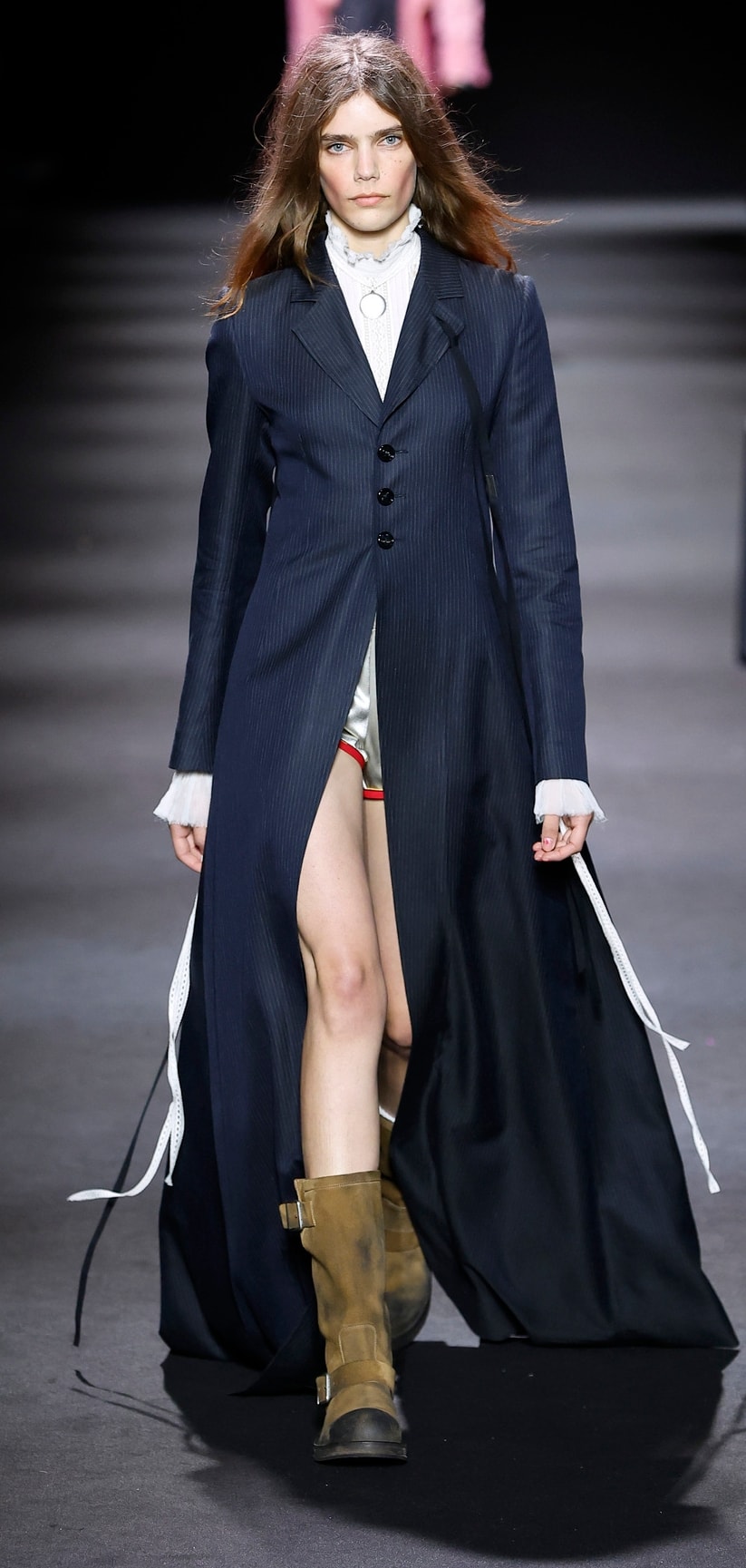 Un look Ann Demeulemeester primavera-estate 2026 (ph Francesc Ten/MFF)