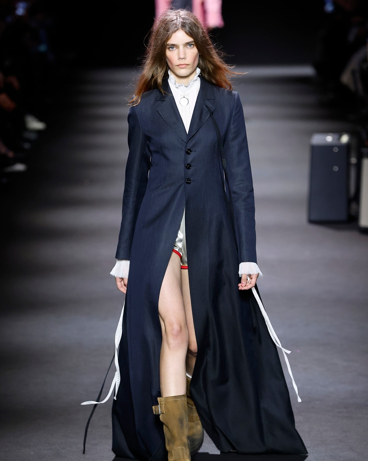 Un look Ann Demeulemeester primavera-estate 2026 (foto Francesc Ten/MFF)