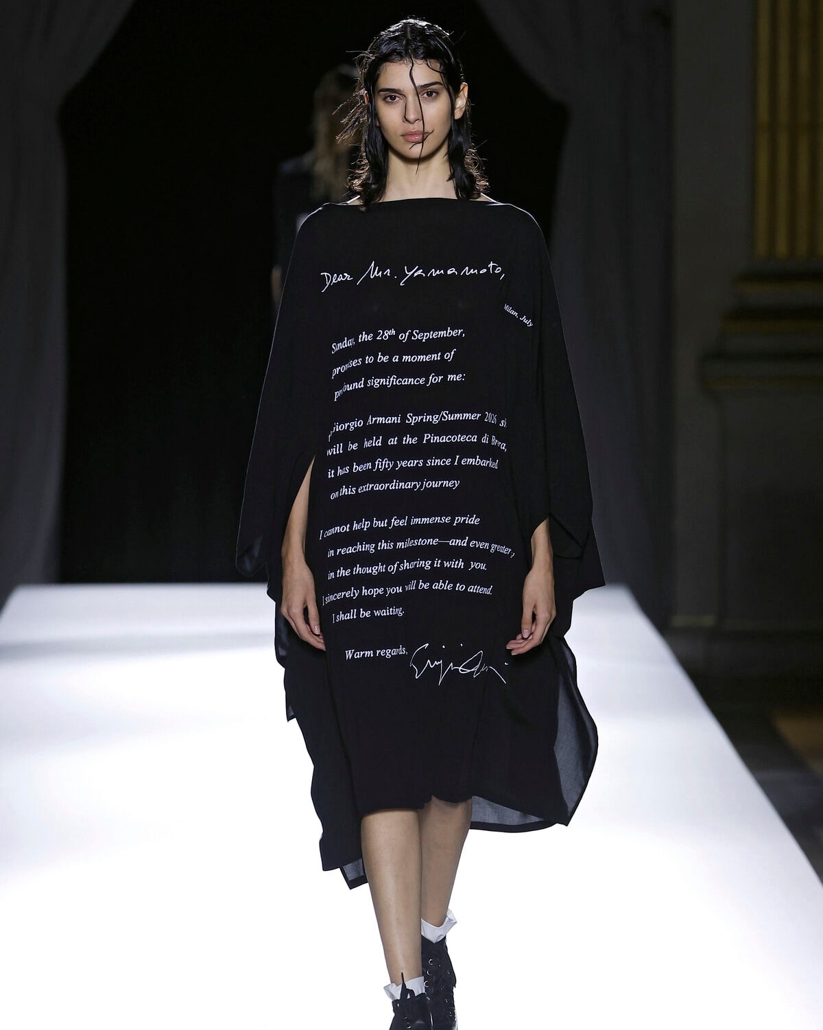 Un outfit Yohji Yamamoto primavera-estate 2026 (foto Francesc Ten/MFF)