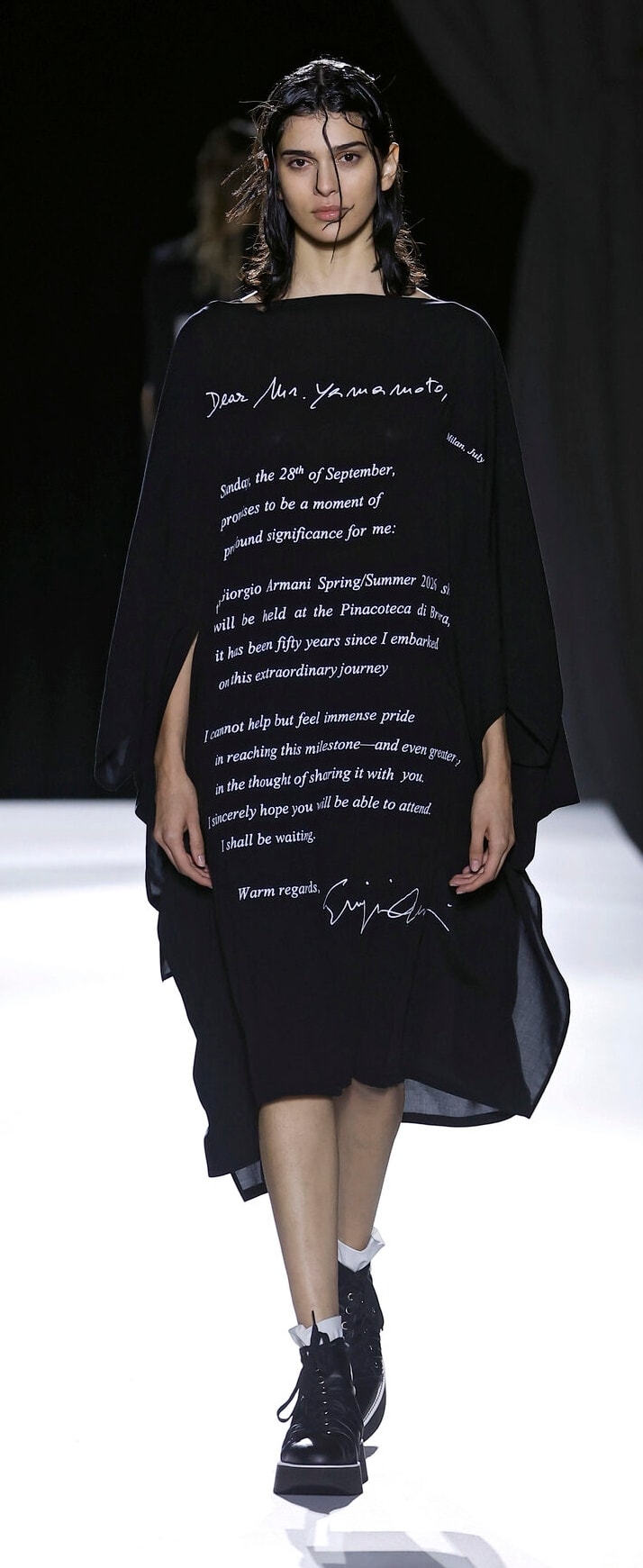 Un outfit Yohji Yamamoto primavera-estate 2026 (ph Francesc Ten/MFF)