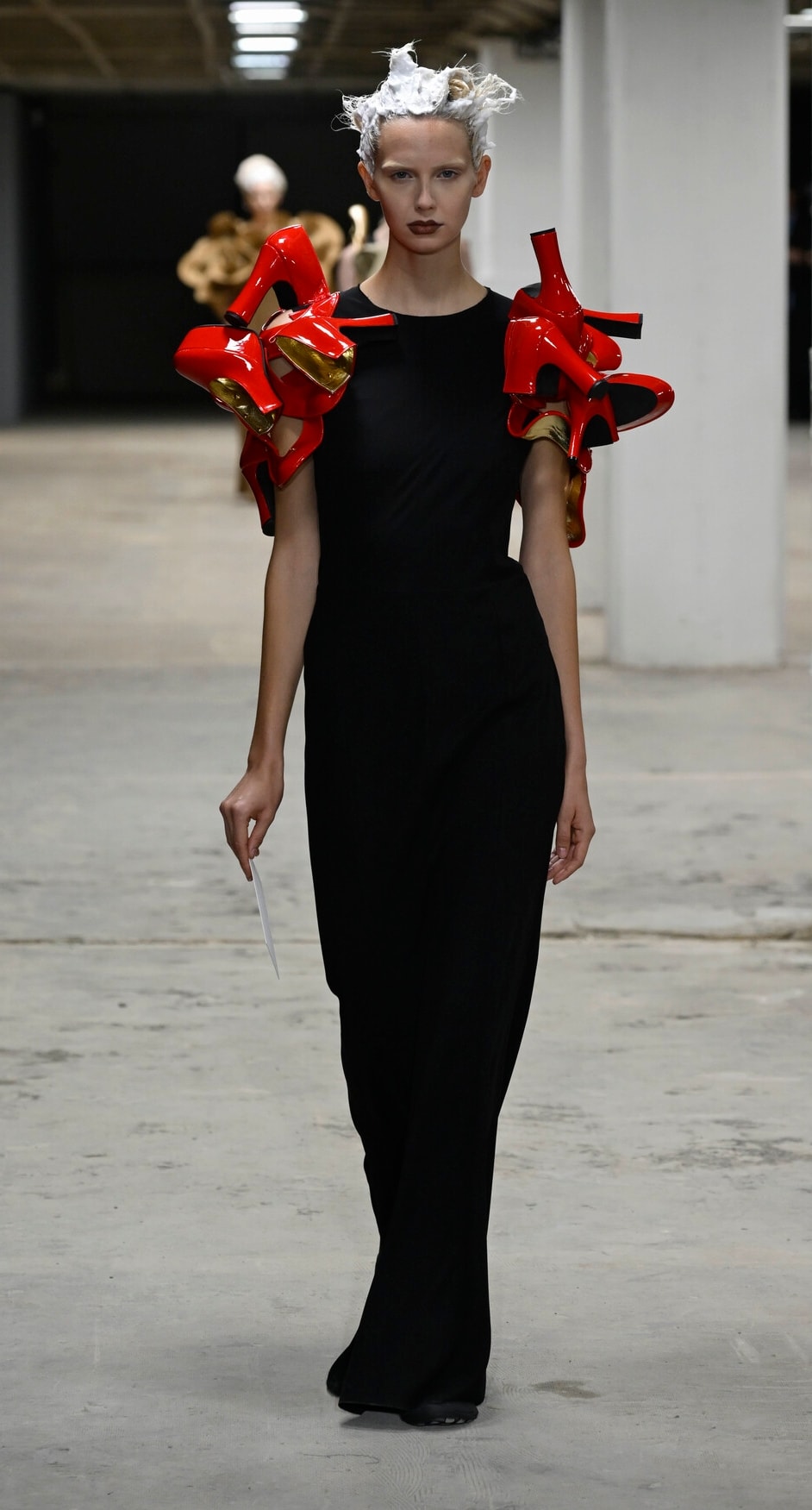 Un look Junya Watanabe spring-summer 2026 (foto Francesc Ten/MFF)