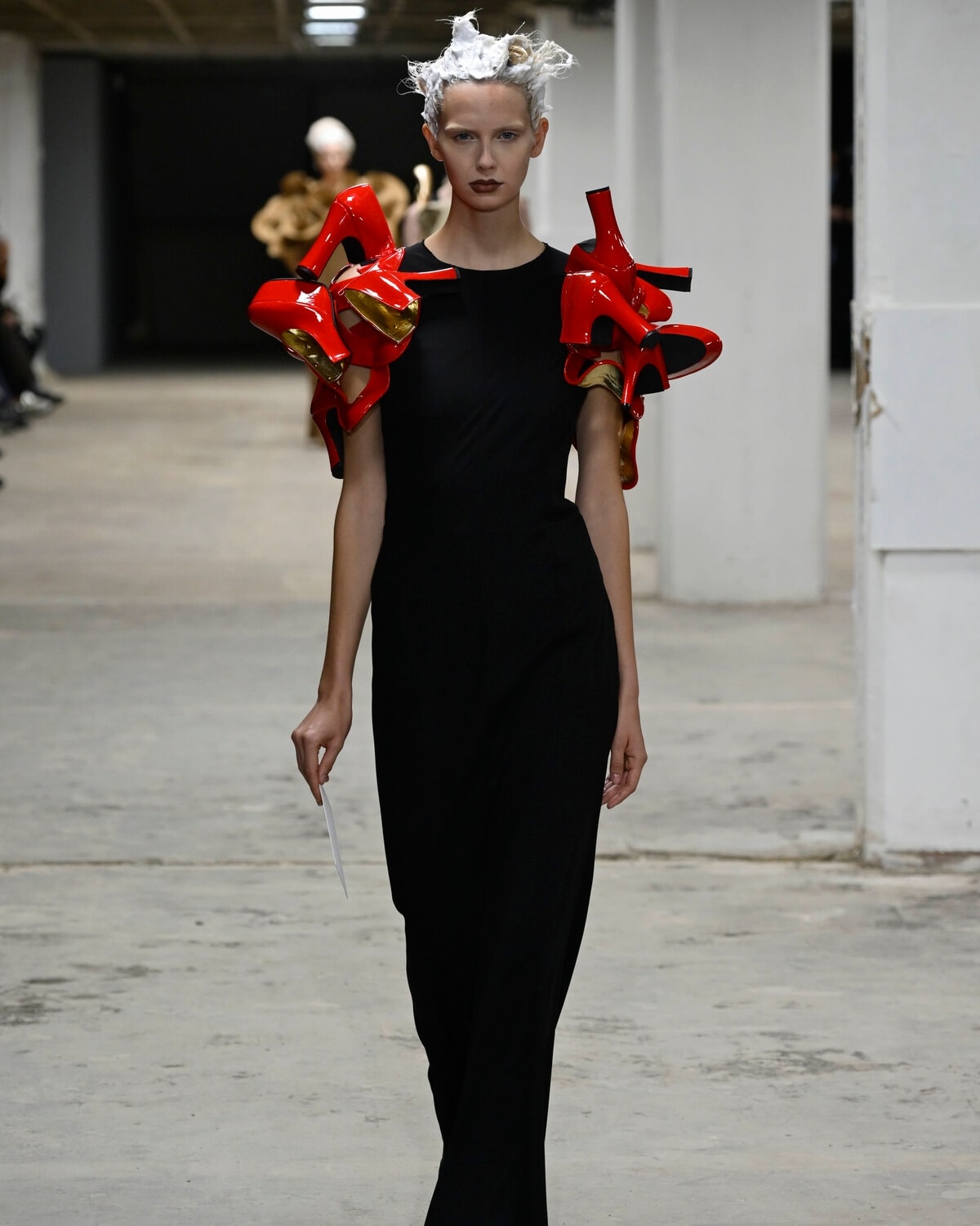 Un look Junya Watanabe spring-summer 2026 (foto Francesc Ten/MFF)