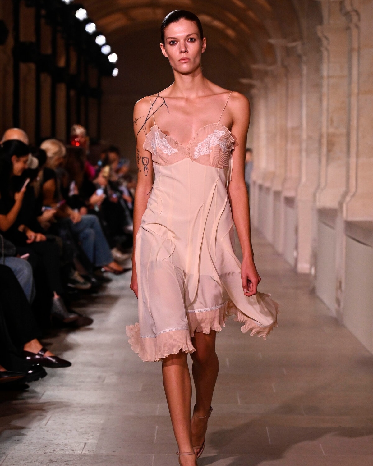 Un look Victoria Beckham primavera-estate 2026 (foto Francesc Ten/MFF)