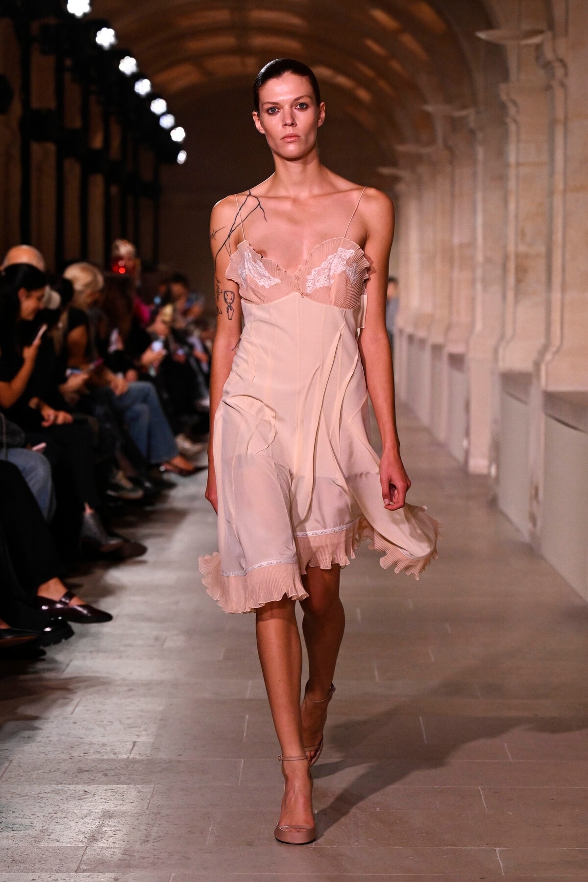 Un look Victoria Beckham primavera-estate 2026 (foto Francesc Ten/MFF)