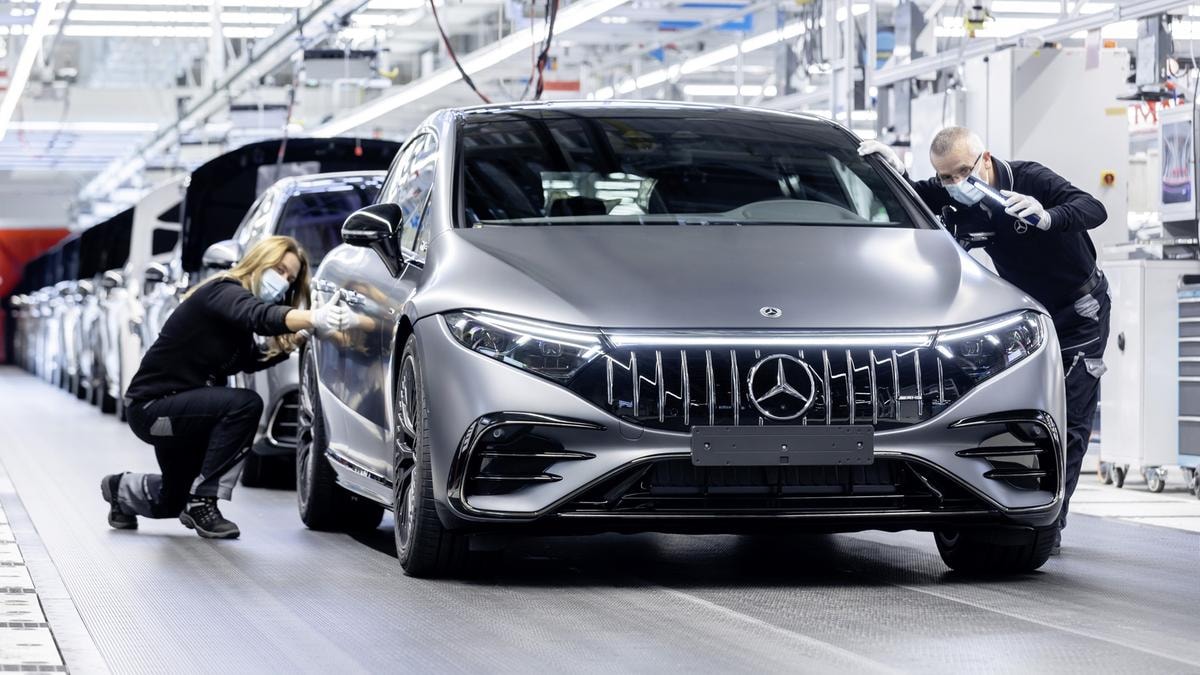 Mercedes, vendite ancora in calo nel terzo trimestre: -12%. Crescono le elettriche ma pesa la frenata in Cina e Usa