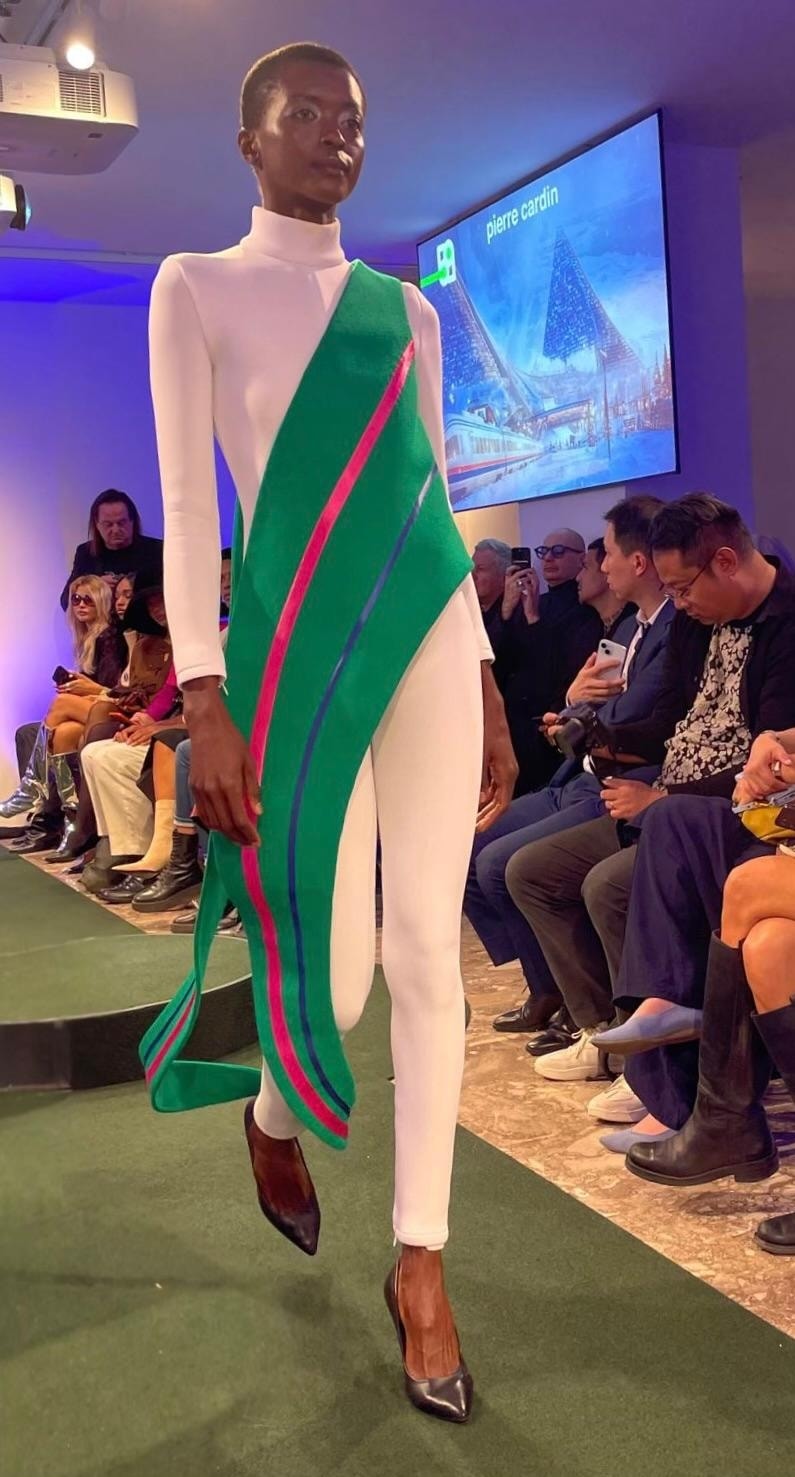 Un look Pierre Cardin primavera-estate 2026 (ph Silvia Manzoni)