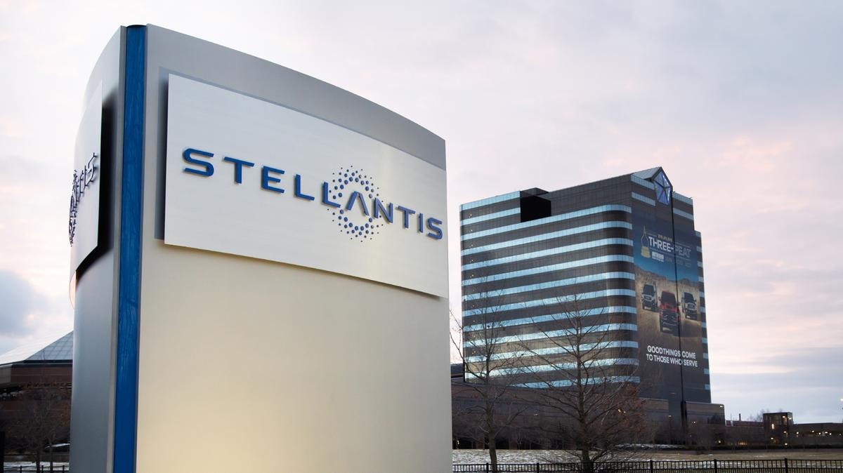 Stellantis, gli Usa valutano la revoca di 1,1 miliardi di fondi pubblici sul green. Coinvolta anche General Motors