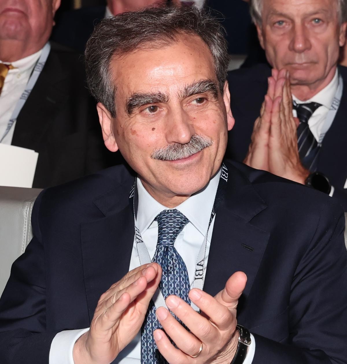 Il governo alza la soglia d’opa: assist a Mps su Mediobanca e Generali