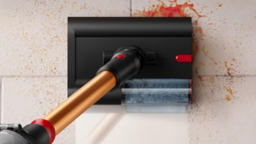 Dyson V16 Piston Animal, la tecnologia al servizio di pulizia e benessereL'app e il display permettono di controllare ogni funzioneLa luce led evidenzia polvere e capelliCleanCompaktor permette di svuotare il contenitore senza sporcarsi le maniI runni conici della spazzola impediscono ai capelli di arrotolarsiSubmarine trasforma Piston Animal in una lavapavimenti