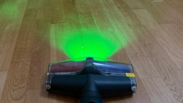 Dyson V16 Piston Animal, la tecnologia al servizio di pulizia e benessereL'app e il display permettono di controllare ogni funzioneLa luce led evidenzia polvere e capelli