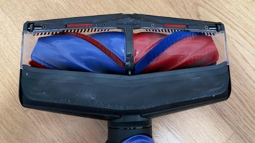 Dyson V16 Piston Animal, la tecnologia al servizio di pulizia e benessereL'app e il display permettono di controllare ogni funzioneLa luce led evidenzia polvere e capelliCleanCompaktor permette di svuotare il contenitore senza sporcarsi le maniI runni conici della spazzola impediscono ai capelli di arrotolarsi