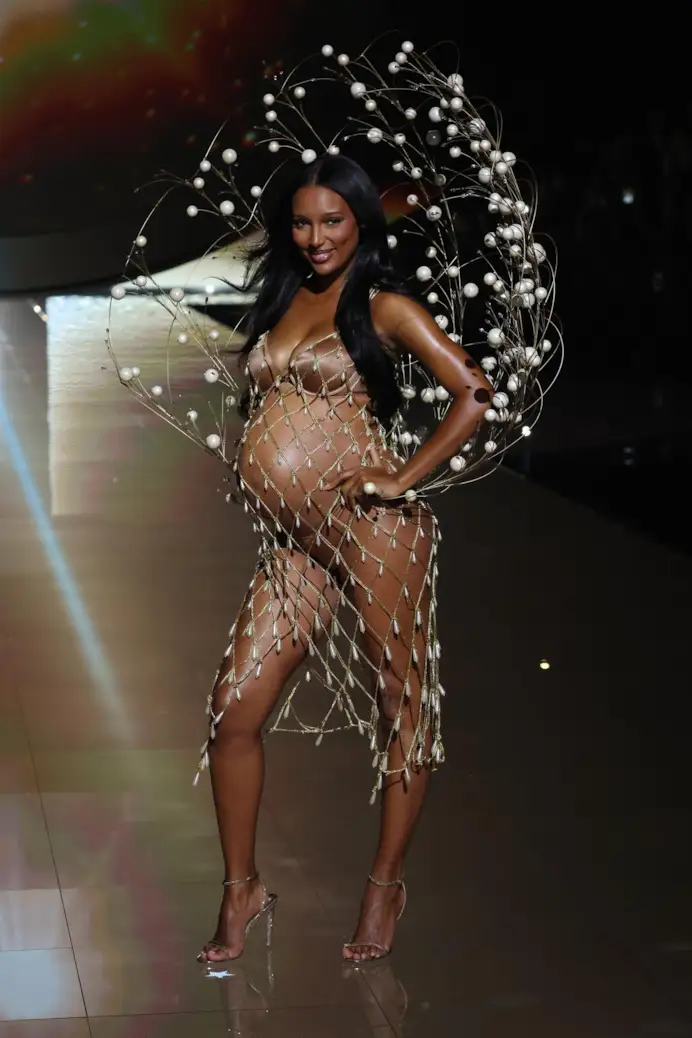 Jasmine Tookes durante il Victoria's secret fashion show 2025 (ph Kevin Mazur, courtesy Victoria's Secret)