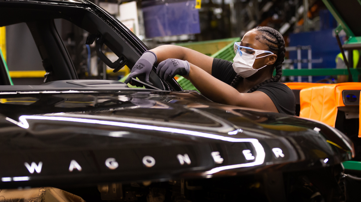 Stellantis ferma la produzione Jeep negli Usa: carenza di alluminio dopo l’incendio al fornitore Novelis