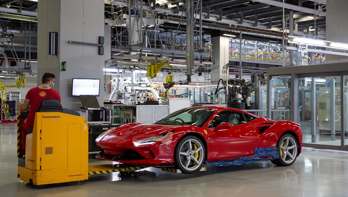 Ferrari riduce le consegne nel Regno Unito: l’effetto delle nuove regole fiscali abbatte i valori residui delle auto