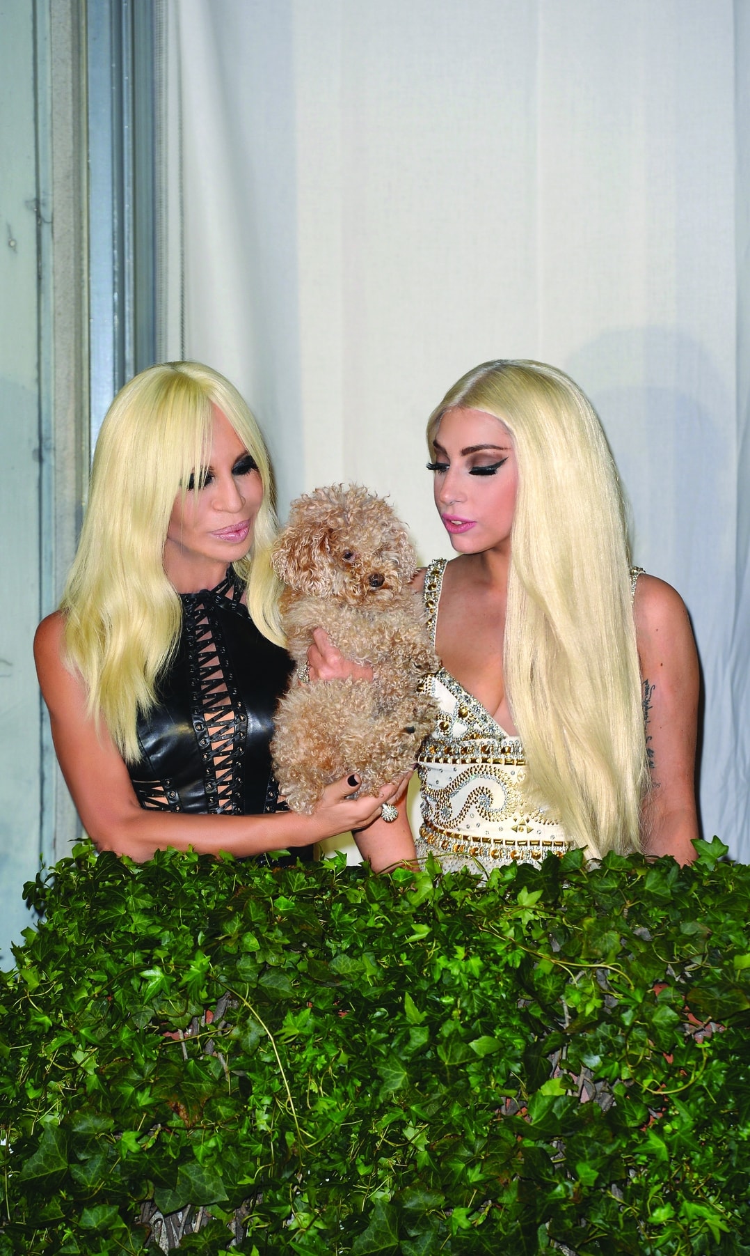 Da sinistra, Donatella Versace e Lady Gaga a casa Versace nel 2012 (foto Sgp Italia)