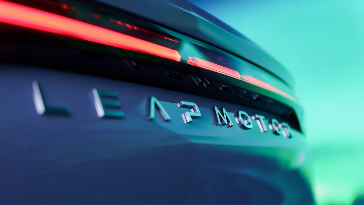 Stellantis, la tentazione di vendere auto cinesi Leapmotor con marchi europei: potrebbe iniziare con Opel