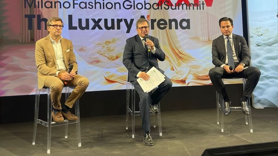 M&amp;A, Armani e lusso accessibile, le nuove rotte dei capitali per la moda