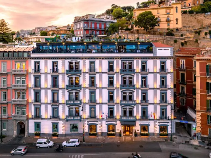 Napoli, 5+1 alberghi per viverla con stile