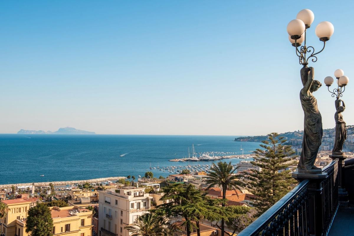 Napoli, 5+1 alberghi per viverla con stile