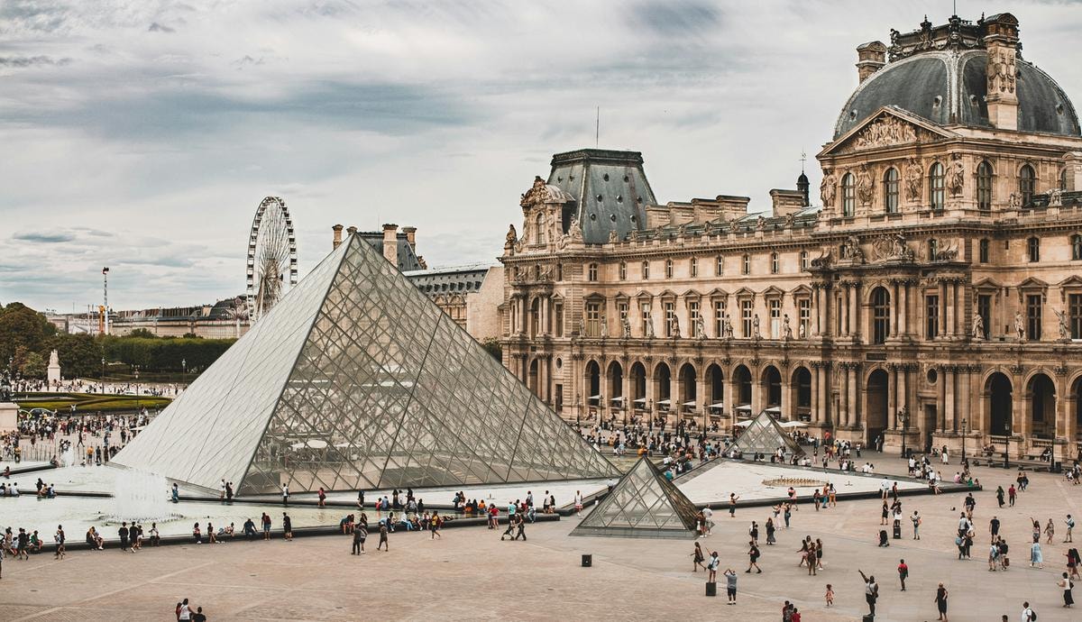 Il furto al Louvre diventa uno spot: campagna social dell’azienda che produce l’ascensore usato per rubare i gioielli 