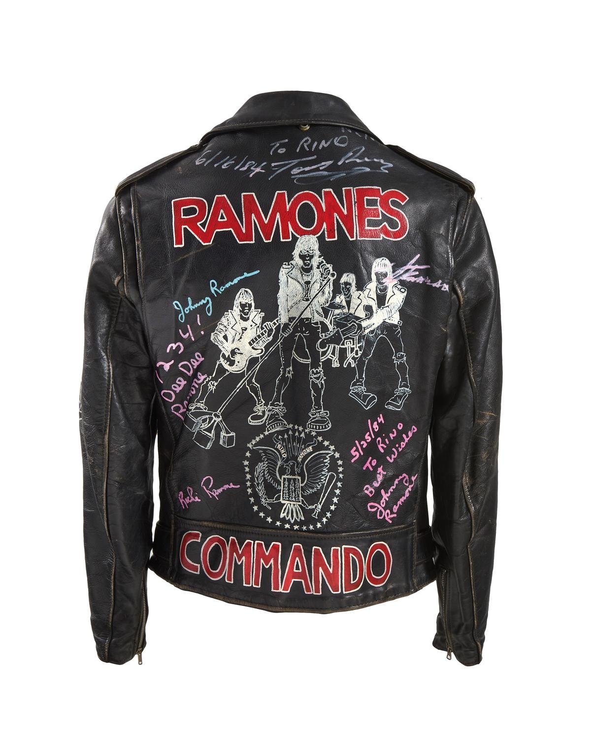 La giacca di pelle dei Ramones va all’asta da Bolaffi con altri 262 Memorabilia Musicali 