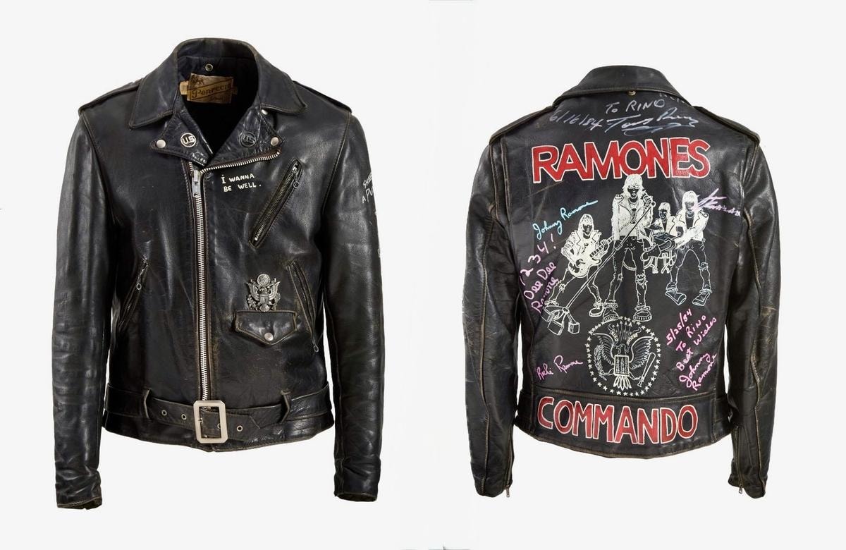 La giacca di pelle dei Ramones va all’asta da Bolaffi con altri 262 Memorabilia Musicali 