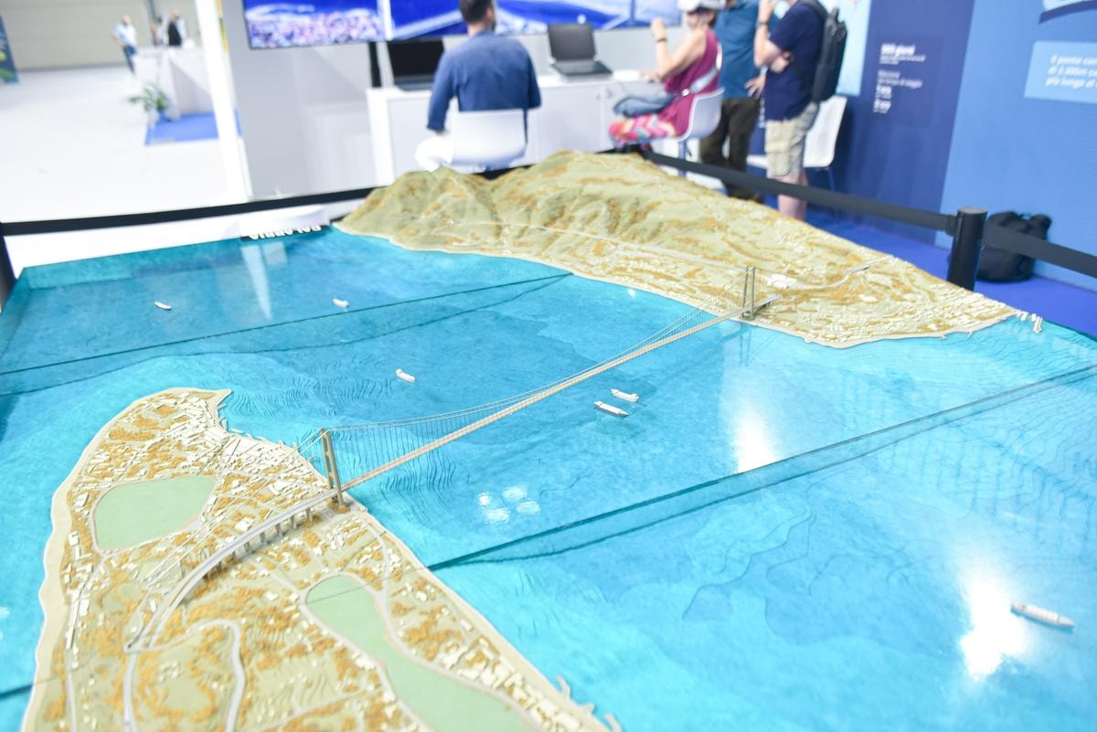 MEETING RIMINI 2025 PONTE SULLO STRETTO DI MESSINA MINISTERO DEI TRASPORTI MODELLINO PLASTICO IN SCALA