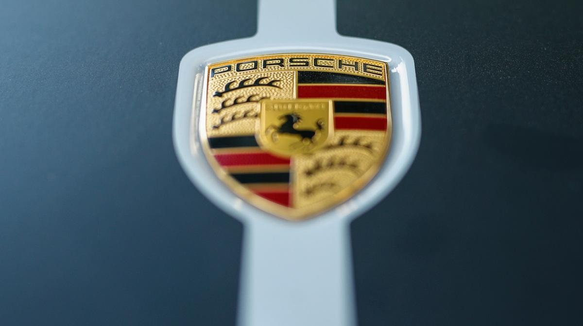 Porsche, trimestre in profondo rosso: perdite per un miliardo tra crisi sull’elettrico e crollo in Cina